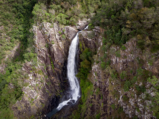 Majestätischer Wasserfall in Australien – Wildes Naturwunder im Herzen des Regenwalde