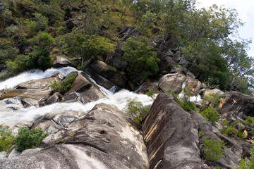 Majestätischer Wasserfall in Australien – Wildes Naturwunder im Herzen des Regenwalde