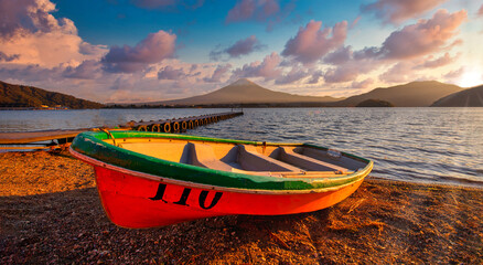 Fototapeta premium Mt. Fuji over Lake Kawaguchiko with boats at sunset in Fujikawaguchiko, Japan.
