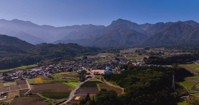空撮 - 山梨県 北杜市 白州 市街地 日本の都市風景 観光 ビジネス 左ドリー