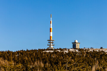 Obraz premium Winterwanderung durch den winterlichen Nationalpark Harz zum höchsten Punkt auf dem Brocken - Sachsen-Anhalt - Deutschland