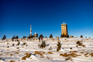 Winterwanderung durch den winterlichen Nationalpark Harz zum höchsten Punkt auf dem Brocken -...
