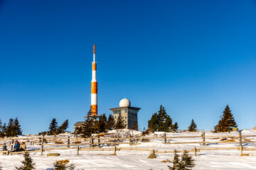 Winterwanderung durch den winterlichen Nationalpark Harz zum höchsten Punkt auf dem Brocken -...