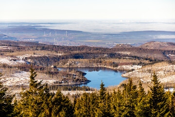 Winterwanderung durch den winterlichen Nationalpark Harz zum höchsten Punkt auf dem Brocken -...