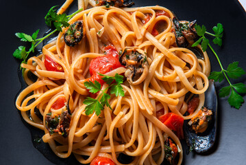 Linguine con cozze e pomodorini, pasta italiana, ricetta mediterranea 