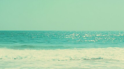 Obraz premium Serene Ocean Waves Under a Calm Sky