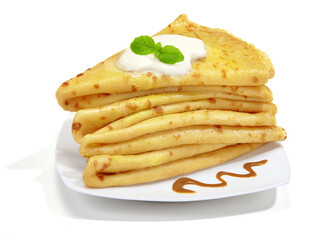 Kilka naleśników ułożonych warstwowo na białym talerzu z bitą śmietaną i sosem