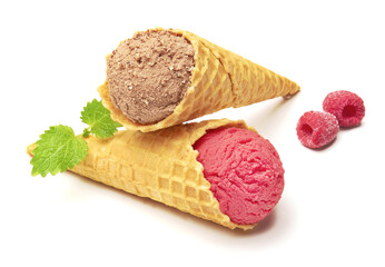 Lody w dwóch waflach, w czekoladowym i malinowym smaku, z dodatkiem malin na białym tle © Jolaya