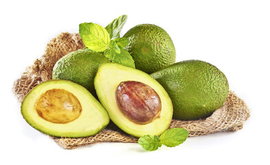 Owoce awokado, w tym jedno przecięte na pół, z pestką © Jolaya