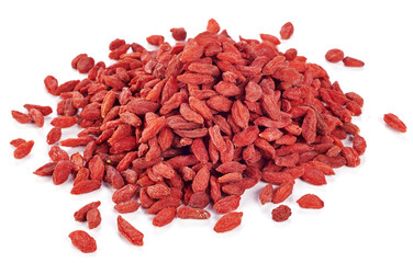 Jagody goji w stosie na białym tle