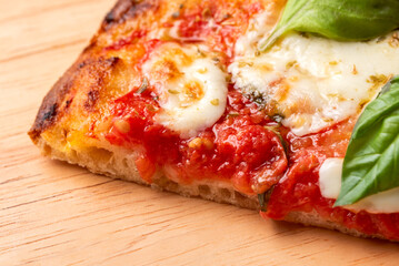 Pinsa romana con mozzarella, sugo, olio di oliva e basilico, cibo italiano 