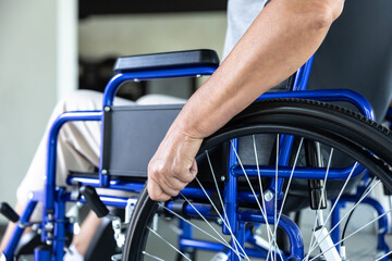 Obraz premium Woman in wheelchair in rehabilitation center