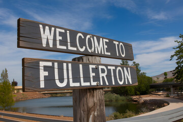Obraz premium Welcome to Fullerton California Wooden Sign with Rustic Charm and State Pride in Orange County United States