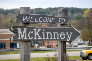 Obraz premium Welcome to McKinney Texas Wooden Sign with Rustic Charm and Southern Hospitality in United States