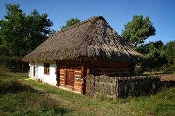 Stary wiejski dom z bali pokryty strzechą  © Stefan