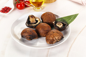 Baked brown champignons with spices