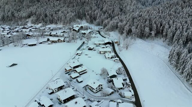 Bayerische Zugspitzbahn Luftaufnahme im Winter bei verschneitem Wetter, Deutschland, Bayern, Grainau. Cogwheel train in Garmisch Partenkirchen, Germany aerial view in winter with snow. Rack railway. 