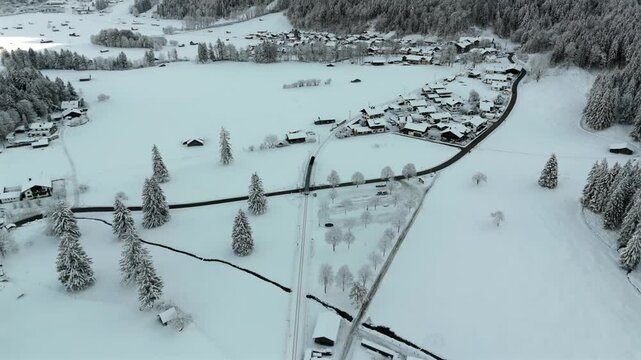 Bayerische Zugspitzbahn Luftaufnahme im Winter bei verschneitem Wetter, Deutschland, Bayern, Grainau. Cogwheel train in Garmisch Partenkirchen, Germany aerial view in winter with snow. Rack railway. 