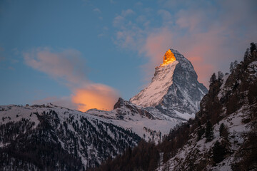 Lever de soleil sur le mont Cervin en hiver, Zermatt, Suisse.