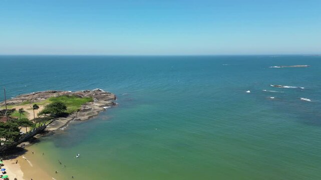 Imagem a&eacute;rea de drone praias do centro de Guarapari, praia da areia preta, praia dos namorados, praia das castanheiras e virtudes. Linda cidade tur&iacute;stica no sul do Esp&iacute;rito Santo em um dia ensolarado.