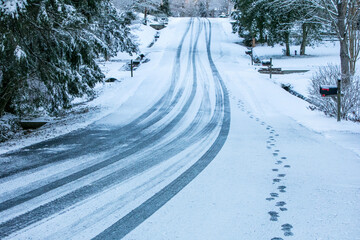 Obraz premium Tire tracks on road in snow