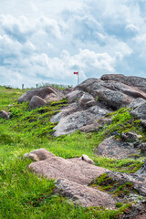 Naklejka premium Canadian flag at the top of a mountain 