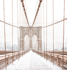 Obraz premium Brooklyn bridge covered by snow