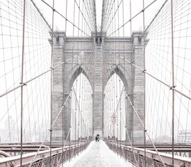 Fototapeta premium New York, USA: Brooklyn bridge with snow