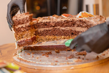 Piece of cake, cutting the cake