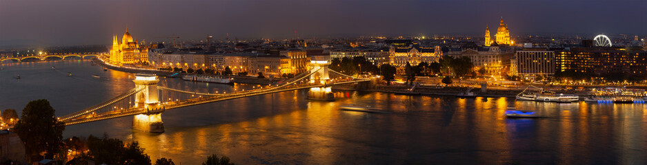 Naklejka premium Looking down to the Danube river with parliament building and chain bridge in Budapest, Hungary
