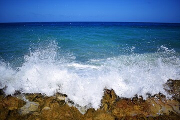 Olas golpeando las rocas