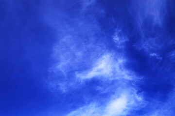 澄んだ冬の空と白い雲