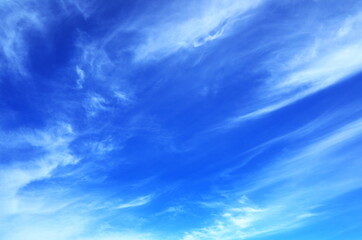 澄んだ冬の空と白い雲