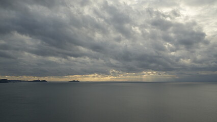 夕暮れ、曇りの空と海。