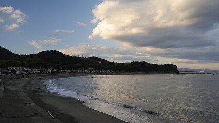 夕暮れ時の海岸を散歩