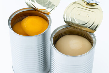 桃（白桃と黄桃）の缶詰