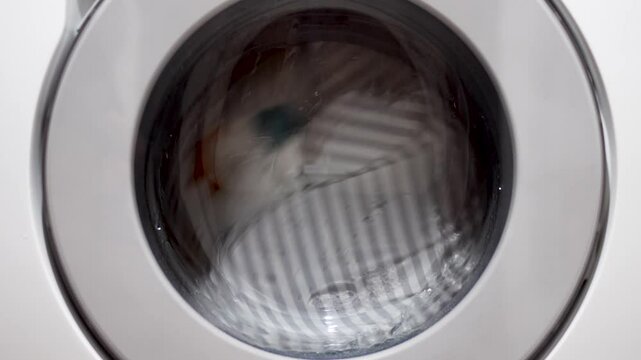 ドラム式洗濯機　回転して洗濯物を洗う