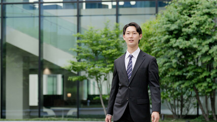 オフィス街を歩くビジネスマン