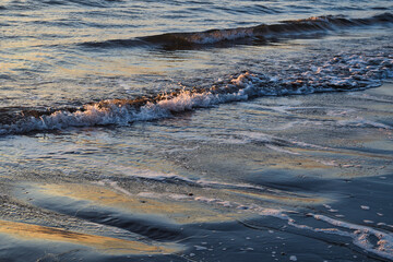 江ノ島（江の島）　片瀬西浜海水浴場（片瀬海岸西浜,片瀬西浜海岸,片瀬西浜・鵠沼海水浴場,片瀬西浜鵠沼海水浴場, 片瀬海岸）の夕日（夕焼け,夕景）を浴びる美しい海　背景素材 （日本神奈川県藤沢市）