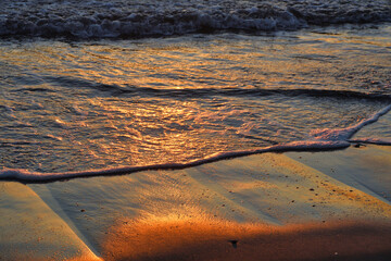 江ノ島（江の島）　片瀬西浜海水浴場（片瀬海岸西浜,片瀬西浜海岸,片瀬西浜・鵠沼海水浴場,片瀬西浜鵠沼海水浴場, 片瀬海岸）の夕日（夕焼け,夕景）を浴びる美しい海　背景素材 （日本神奈川県藤沢市）