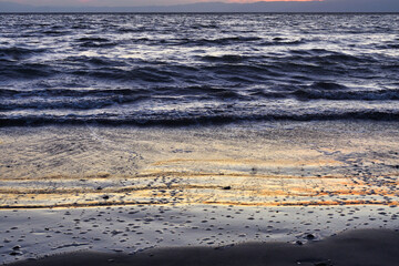 江ノ島（江の島）　片瀬西浜海水浴場（片瀬海岸西浜,片瀬西浜海岸,片瀬西浜・鵠沼海水浴場,片瀬西浜鵠沼海水浴場, 片瀬海岸）の夕日（夕焼け,夕景）を浴びる美しい海　背景素材 （日本神奈川県藤沢市）