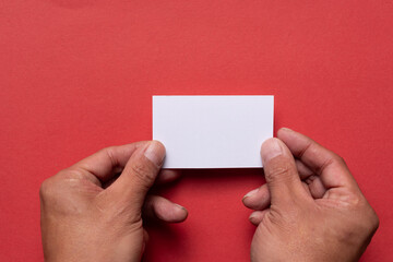 空白のカードを持つ人の手元	