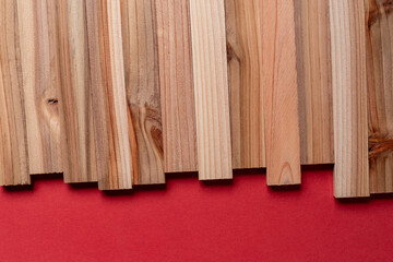 赤背景に並ぶ木の板