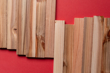 赤背景に並ぶ木の板