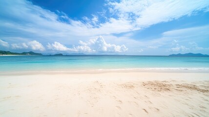 Obraz premium Idyllic white sandy beach with clear blue sea and sky