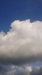 Obraz premium Bright Fluffy Clouds in the Blue Sky on a Sunny Day