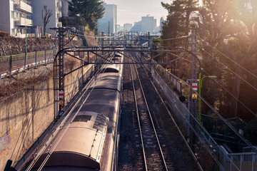 夕日に照らされる線路と電車