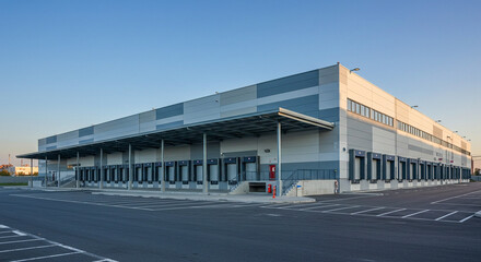広大な駐車場とトラックドックを備えた近代的な大型倉庫・物流センター - サプライチェーン、工業不動産、ロジスティクスの背景