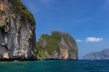 Fototapeta premium High cliffs of Ko Koh Phi Phi Leh Island, Thailand