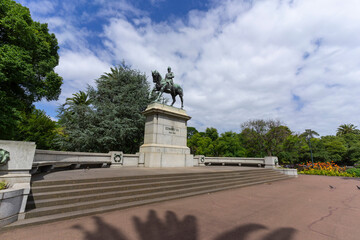 Fototapeta premium Marquis of Linlithgow Memorial with clear blue sky in Melbourne, Australia